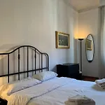 Prestigious 3 Bedrooms, 8 Guest, Centre Porta Romana アパート