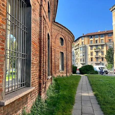 Prestigious 3 Bedrooms, 8 Guest, Centre Porta Romana アパート